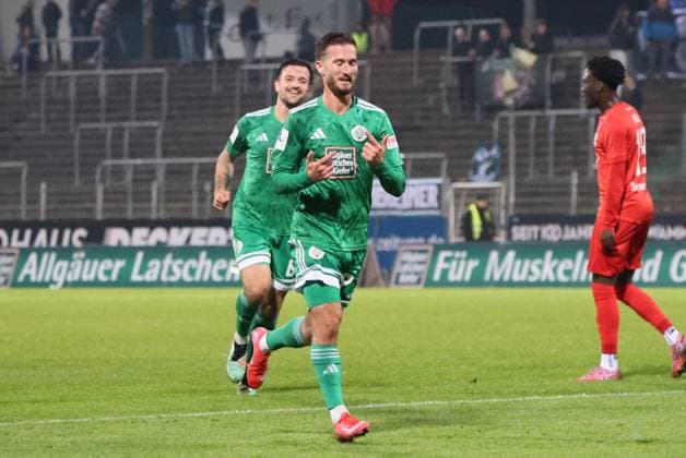 30 09 2025, Football, Men, Regionalliga Südwest, Season 2025 2026, FC 08 Homburg TSV Schott Mainz, Goal celebration to 2 0, Goalscorer Armend Qenaj FC 08 Homburg Homburg Waldstadion Saarland Germany DEU Copyright: xSebastianxBachx