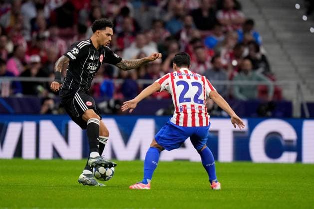 30 09 2025, xjhx, Football UEFA Champions League, Atletico Madrid Eintracht Frankfurt v l Nnamdi Collins Eintracht Frankfurt Giacomo Raspadori Atletico Madrid duel, action, action, battle for the ball UEFA REGULATIONS PROHIBIT ANY USE OF PHOTOGRAPHS as IMAGE SEQUENCES and or QUASI VIDEO Madrid