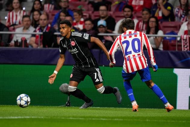 30 09 2025, xjhx, Football UEFA Champions League, Atletico Madrid Eintracht Frankfurt v l Ansgar Knauff Eintracht Frankfurt Guiliano Simeone Atletico Madrid Zweikampf, Aktion, action, battle for the ball UEFA REGULATIONS PROHIBIT ANY USE OF PHOTOGRAPHS as IMAGE SEQUENCES and or QUASI VIDEO Madrid
