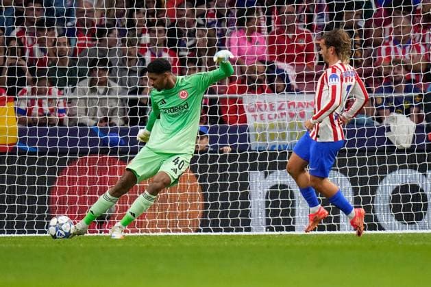 30 09 2025, xjhx, Football UEFA Champions League, Atletico Madrid Eintracht Frankfurt v l Kaua Santos Eintracht Frankfurt Antoine Griezmann Atletico Madrid duel, action, action, battle for the ball UEFA REGULATIONS PROHIBIT ANY USE OF PHOTOGRAPHS as IMAGE SEQUENCES and or QUASI VIDEO Madrid