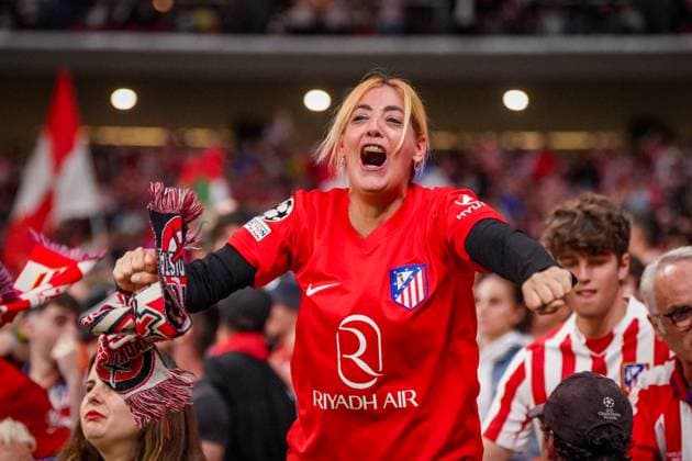 UEFA Champions League 2025 26, Matchday 2 Atletico Madrid vs Eintracht Frankfurt Riyadh Air Metropolitano Madrid, Spain Goal and goal celebration for 1-0 by Giacomo Raspadori Atletico Madrid, 22 Joy, emotion, jubilation among the fans Copyright: xJOERANxSTEINSIEKx