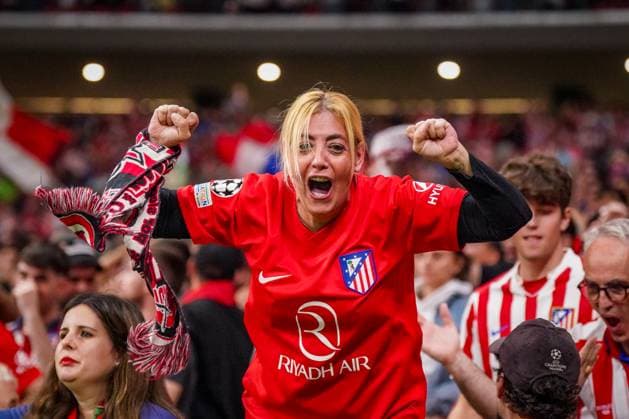 UEFA Champions League 2025 26, Matchday 2 Atletico Madrid vs Eintracht Frankfurt Riyadh Air Metropolitano Madrid, Spain Goal and goal celebration for 1-0 by Giacomo Raspadori Atletico Madrid, 22 Joy, emotion, jubilation among the fans Copyright: xJOERANxSTEINSIEKx