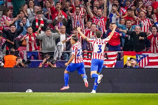 UEFA Champions League 2025 26, Matchday 2 Atletico Madrid vs Eintracht Frankfurt Riyadh Air Metropolitano Madrid, Spain Goal and goal celebration for 1-0 by Giacomo Raspadori Atletico Madrid, 22 Joy, emotion, jubilation among the fans Copyright: xJOERANxSTEINSIEKx