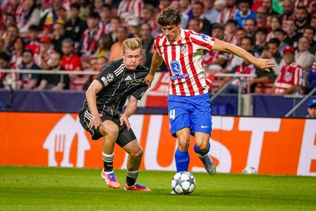 UEFA Champions League 2025 26, Matchday 2 Atletico Madrid vs Eintracht Frankfurt Riyadh Air Metropolitano Madrid, Spain Jonathan Burkardt Eintracht Frankfurt, 9 and Robin Le Normand Atletico Madrid, 24 in a duel Copyright: xJOERANxSTEINSIEKx