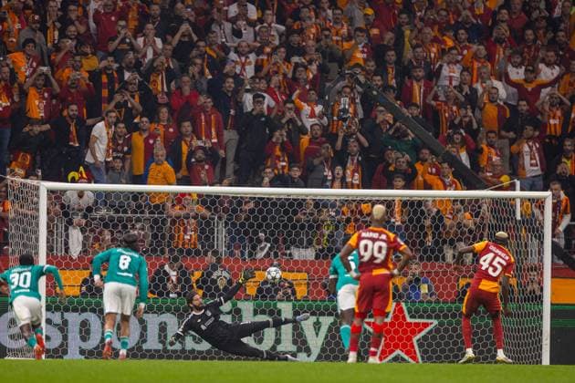 Football - UEFA Champions League - League Phase - Galatasaray A.Åž v Liverpool FC ISTANBUL, TURKEY - Tuesday, September 30, 2025: Galatasaray s Victor Osimhen scores his side s first goal through a penalty kick as goalkeeper Alisson Becker dives the wrong way during the UEFA Champions League match between Galatasaray A.Åž. and Liverpool FC at the Ali Sami Yen Stadium. (Photo by David Rawcliffe Propaganda) ISTANBUL Ali Sami Yen Stadium MARMARA TURKEY  Copyright: xDavidxRawcliffex P2025-09-30-Galatasaray_Liverpool-38