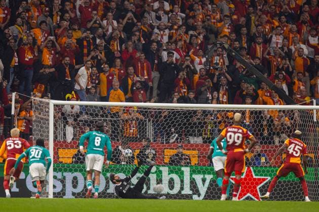 Football - UEFA Champions League - League Phase - Galatasaray A.Åž v Liverpool FC ISTANBUL, TURKEY - Tuesday, September 30, 2025: Galatasaray s Victor Osimhen scores his side s first goal through a penalty kick as goalkeeper Alisson Becker dives the wrong way during the UEFA Champions League match between Galatasaray A.Åž. and Liverpool FC at the Ali Sami Yen Stadium. (Photo by David Rawcliffe Propaganda) ISTANBUL Ali Sami Yen Stadium MARMARA TURKEY  Copyright: xDavidxRawcliffex P2025-09-30-Galatasaray_Liverpool-39