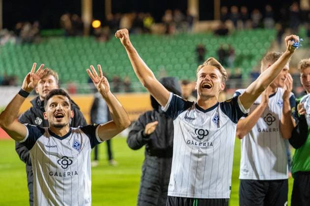 Germany Soccer 3 Liga, Matchday 9 2025 2026, TSV Havelse Waldhof Mannheim on 30 09 in Hannover Eilenriede Stadion The SV Waldhof Mannheim team celebrates the 3 2 away win with the fans Copyright: xSvenxHeidmannx