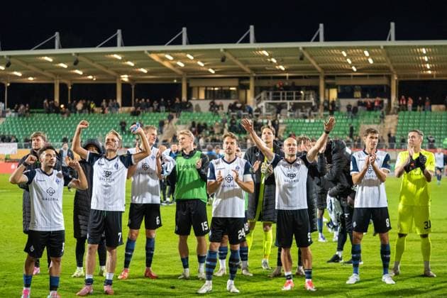 Germany Soccer 3 Liga, Matchday 9 2025 2026, TSV Havelse Waldhof Mannheim on 30 09 in Hannover Eilenriede Stadion The SV Waldhof Mannheim team celebrates the 3 2 away win with the fans Copyright: xSvenxHeidmannx