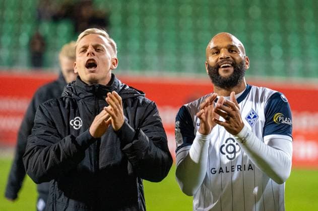 Germany Soccer 3 Liga, Matchday 9 2025 2026, TSV Havelse Waldhof Mannheim on 30 09 in Hannover Eilenriede Stadion The SV Waldhof Mannheim team celebrates the 3 2 away win with the fans Copyright: xSvenxHeidmannx