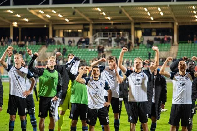 Germany Soccer 3 Liga, Matchday 9 2025 2026, TSV Havelse Waldhof Mannheim on 30 09 in Hannover Eilenriede Stadion The SV Waldhof Mannheim team celebrates the 3 2 away win with the fans Copyright: xSvenxHeidmannx