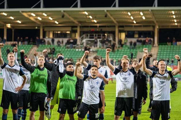 Germany Soccer 3 Liga, Matchday 9 2025 2026, TSV Havelse Waldhof Mannheim on 30 09 in Hannover Eilenriede Stadion The SV Waldhof Mannheim team celebrates the 3 2 away win with the fans Copyright: xSvenxHeidmannx