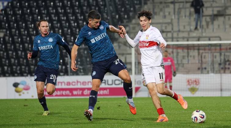 BAU 30 09 2025 Aspach Football VfB Stuttgart II vs SV Wehen Wiesbaden, f l Ryan Nils Johansson , Jordy Steven Gillekens Wiesbaden , Efe Korkut VfB II