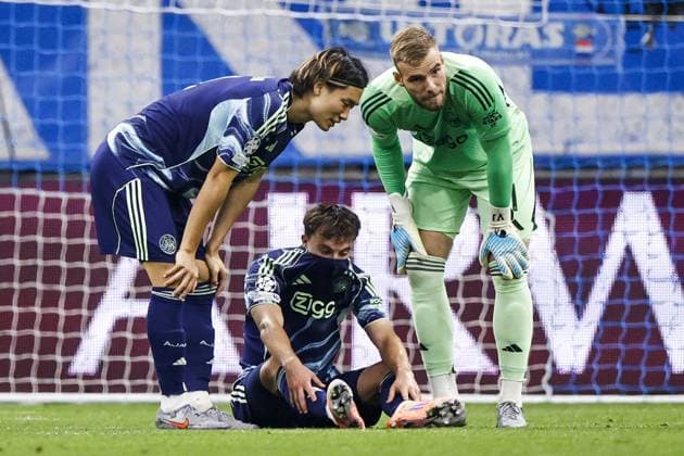 MARSEILLE - (l-r) Ko Itakura of Ajax, Youri Regeer of Ajax, and Ajax goalkeeper Vitezslav Jaros during the UEFA Champions League match between Olympique Marseille and Ajax at the Stade Velodrome on September 30, 2025, in Marseille, France. ANP MAURICE VAN STEEN xVIxANPxSportx xxANPxIVx 537970329 originalFilename: 537970329.jpg