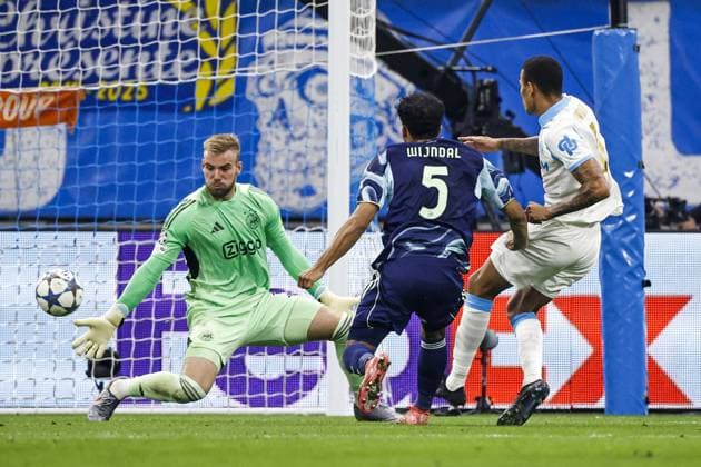 MARSEILLE - (l-r) Ajax goalkeeper Vitezslav Jaros, Owen Wijndal of Ajax, and Mason Greenwood of Olympique Marseille score the 3-0 goal during the UEFA Champions League match between Olympique Marseille and Ajax at the Stade Velodrome on September 30, 2025, in Marseille, France. ANP MAURICE VAN STEEN xVIxANPxSportx xxANPxIVx 537970592 originalFilename: 537970592.jpg