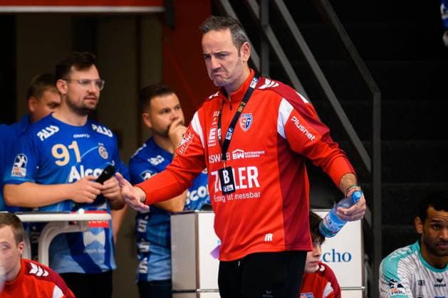 Grosswallstadt 2 HBL 25 26 TV Grosswallstadt SG BBM Bietigheim Coach Iker Romero Bietigheim dissatisfied disappointed dejected frustrated, Elsenfeld Untermainhalle Bayern Germany