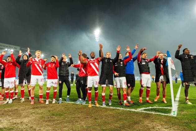 Victory celebration and joy among the Cottbus players after the game in front of the guest block GER, FC Hansa Rostock vs FC Energie Cottbus, Football, Men, 3 League, Matchday 09, Season 2025 2026, 30 09 2025 Rostock Ostseestadion Mecklenburg Vorpommern Germany