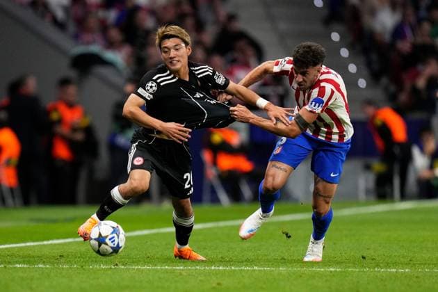 30 09 2025, xjhx, Football UEFA Champions League, Atletico Madrid Eintracht Frankfurt v l Ritsu Doan Eintracht Frankfurt Matteo Ruggeri Atletico Madrid Zweikampf, Aktion, action, battle for the ball UEFA REGULATIONS PROHIBIT ANY USE OF PHOTOGRAPHS as IMAGE SEQUENCES and or QUASI VIDEO Madrid