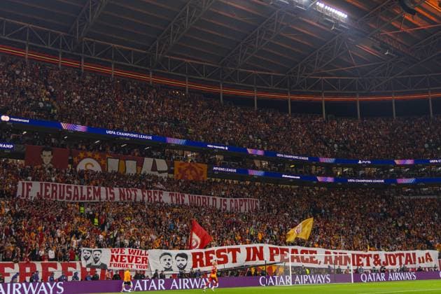 Football - UEFA Champions League - League Phase - Galatasaray A.Åž v Liverpool FC ISTANBUL, TURKEY - Tuesday, September 30, 2025: Galatasaray supporters hold up banners REST IN PEACE AHMET AND JOTA and IF JERUSALEM IS NOT FREE, THE WORLD IS CAPTIVE before the UEFA Champions League match between Galatasaray A.Åž. and Liverpool FC at the Ali Sami Yen Stadium. (Photo by David Rawcliffe Propaganda) ISTANBUL Ali Sami Yen Stadium MARMARA TURKEY  Copyright: xDavidxRawcliffex P2025-09-30-Galatasaray_Liverpool-45