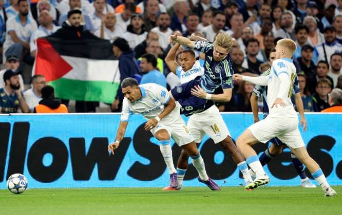 Olympique de Marseille v AFC Ajax - UEFA Champions League 2025 26 League Phase MD2 Facundo Medina of Olympique de Marseille, Kenneth Taylor of Ajax, Igor Paixao of Olympique de Marseille and Arthur Vermeeren of Olympique de Marseille challenge during the UEFA Champions League 2025 26 League Phase MD2 match between Olympique de Marseille and AFC Ajax at Stade de Marseille on September 30, 2025 in Marseille, France. Marseille Stade de Marseille France France Copyright: xNealxSimpson Sportsphoto APLx 14136613
