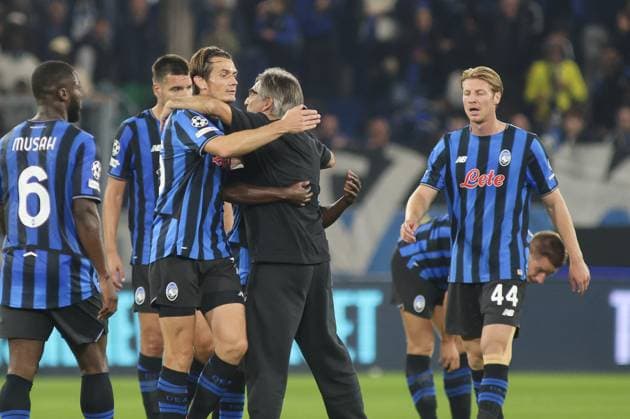 CALCIO - UEFA Champions League - Atalanta BC vs Club Brugge KV Ivan Juric Head Coach of Atalanta BC hugs his players at the end of Atalanta BC vs Club Brugge, Chanpions League 2025-26 League phase, Matchday 2Â°, game at New Balance Arena in Bergamo (BG), Italy, on September 30, 2025. Bergamo Italy  Copyright: xIPAxSport ABACAx