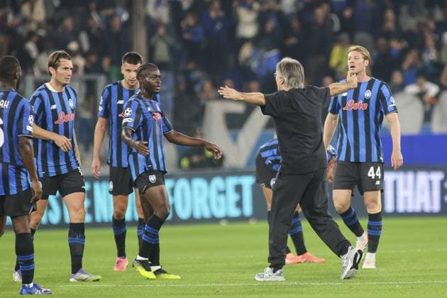 CALCIO - UEFA Champions League - Atalanta BC vs Club Brugge KV Ivan Juric Head Coach of Atalanta BC hugs his players at the end of Atalanta BC vs Club Brugge, Chanpions League 2025-26 League phase, Matchday 2Â°, game at New Balance Arena in Bergamo (BG), Italy, on September 30, 2025. Bergamo Italy  Copyright: xIPAxSport ABACAx