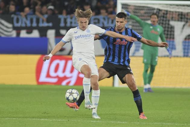 CALCIO - UEFA Champions League - Atalanta BC vs Club Brugge KV Romeo Vermant of Club Brugge battle for the ball with Berat Djimsiti of Atalanta BC during Atalanta BC vs Club Brugge, Chanpions League 2025-26 League phase, Matchday 2Â°, game at New Balance Arena in Bergamo (BG), Italy, on September 30, 2025. Bergamo Italy  Copyright: xIPAxSport ABACAx