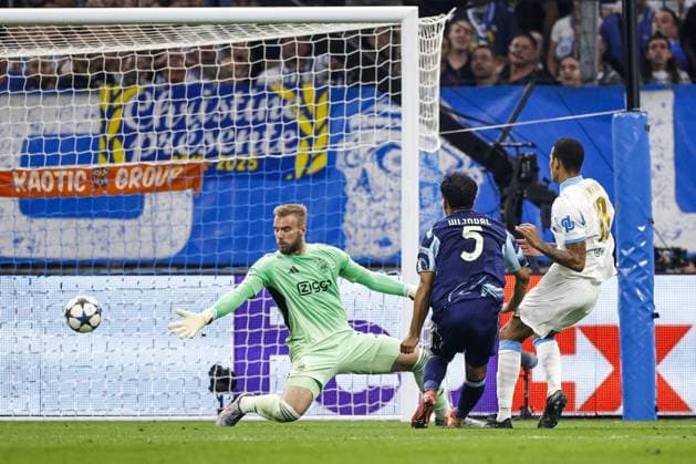MARSEILLE - (l-r) Ajax goalkeeper Vitezslav Jaros, Owen Wijndal of Ajax, and Mason Greenwood of Olympique Marseille score the 3-0 goal during the UEFA Champions League match between Olympique Marseille and Ajax at the Stade Velodrome on September 30, 2025, in Marseille, France. ANP MAURICE VAN STEEN xVIxANPxSportx xxANPxIVx 537970855 originalFilename: 537970855.jpg