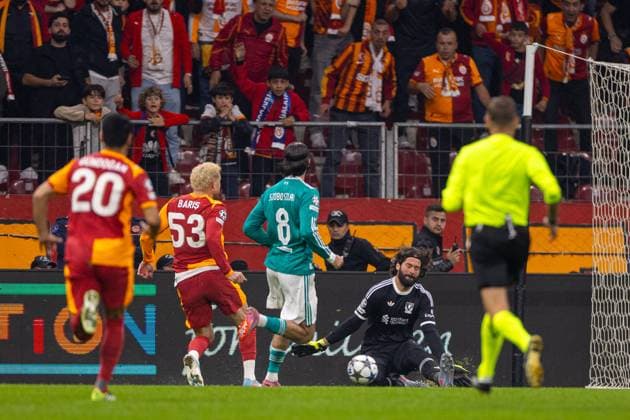 Football - UEFA Champions League - League Phase - Galatasaray A.Åž v Liverpool FC ISTANBUL, TURKEY - Tuesday, September 30, 2025: Liverpool s goalkeeper Alisson Becker saves a shot from Galatasaray s BarÄ±Åü YÄ±lmaz during the UEFA Champions League match between Galatasaray A.Åž. and Liverpool FC at the Ali Sami Yen Stadium. (Photo by David Rawcliffe Propaganda) ISTANBUL Ali Sami Yen Stadium MARMARA TURKEY  Copyright: xDavidxRawcliffex P2025-09-30-Galatasaray_Liverpool-46