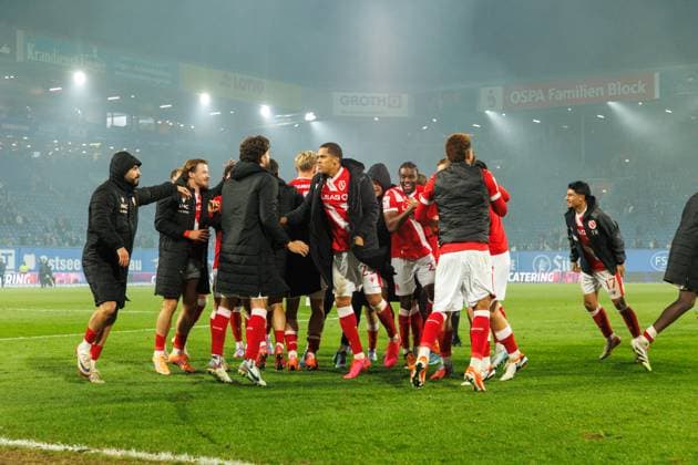 Victory celebration Cottbus in front of the guest block GER, FC Hansa Rostock vs FC Energie Cottbus, Football, Men, 3 Liga, 09 Matchday, Season 2025 2026, 30 09 2025 Rostock Ostseestadion Mecklenburg Vorpommern Germany
