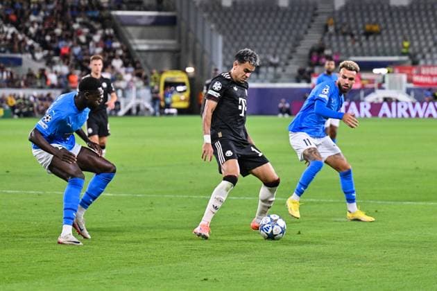UEFA Champions League Paphos FC FC Bayern München 30 09 2025 v l Derrick LUCKASSEN Paphos FC 23 , Luis DIAZ FC Bayern München 14 and JAJA Paphos FC 11 duel UEFA Champions League Paphos FC FC Bayern München Alphamega Stadium on 30 09 2025 Copyright: xBEAUTIFULxSPORTS Goldbergx