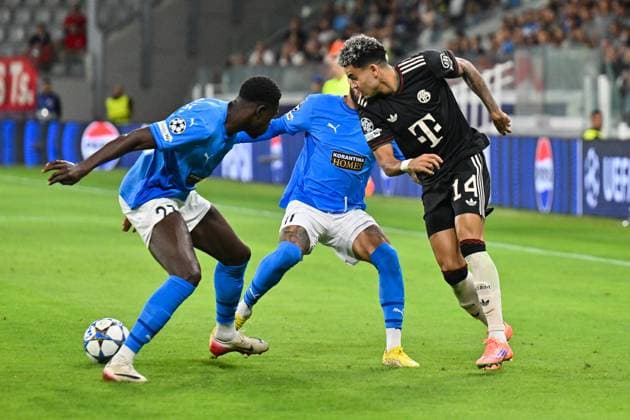 UEFA Champions League Paphos FC FC Bayern Munich 30 09 2025 v l Derrick LUCKASSEN Paphos FC 23 , JAJA Paphos FC 11 and Luis DIAZ FC Bayern Munich 14 duel UEFA Champions League Paphos FC FC Bayern Munich Alphamega Stadium on 30 09 2025 Copyright: xBEAUTIFULxSPORTS Goldbergx