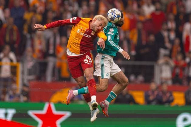 Football - UEFA Champions League - League Phase - Galatasaray A.Åž v Liverpool FC ISTANBUL, TURKEY - Tuesday, September 30, 2025: Liverpool s Dominik Szoboszlai challenges for a header with Galatasaray s BarÄ±Åü YÄ±lmaz during the UEFA Champions League match between Galatasaray A.Åž. and Liverpool FC at the Ali Sami Yen Stadium. (Photo by David Rawcliffe Propaganda) ISTANBUL Ali Sami Yen Stadium MARMARA TURKEY  Copyright: xDavidxRawcliffex P2025-09-30-Galatasaray_Liverpool-51