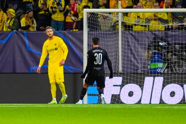 UEFA Champions League 2025 2026 Bodo Glimt Tottenham Bodo 20250930 Bodo Glimts Kasper Hogh with a penalty kick over the goal during the Champions League match between Bodo Glimt and Tottenham at Aspmyra Stadium Photo Lise Aserud NTB Bodo Norway EDITORIAL USE ONLY RESTRICTED USE FOR BETTING COMPANIES  Copyright: xLisexAserudx xNTBx