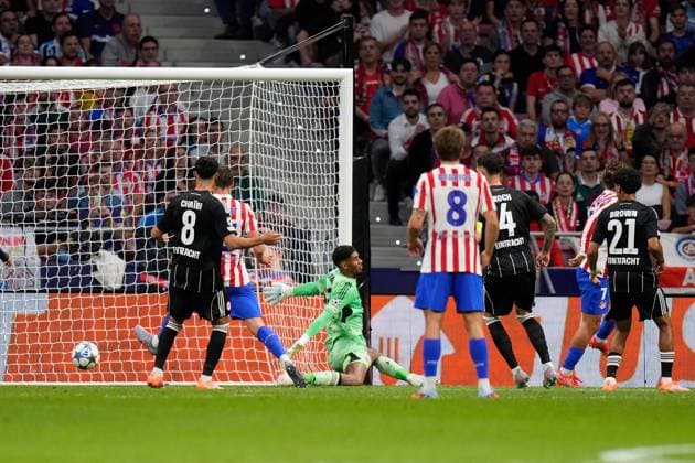 30 09 2025, xjhx, Football UEFA Champions League, Atletico Madrid Eintracht Frankfurt v l Robin Le Normand Atletico Madrid Torschuetze, erzielt das Tor, Treffer, scores the goal 2 0 Kaua Santos Eintracht Frankfurt UEFA REGULATIONS PROHIBIT ANY USE OF PHOTOGRAPHS as IMAGE SEQUENCES and or QUASI VIDEO Madrid