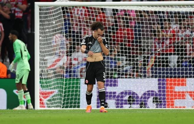 30 09 2025, Football UEFA Champions League, Atletico Madrid Eintracht Frankfurt, v l , Arthur Theate Eintracht Frankfurt enttaeuscht, enttaeuscht looking, dissapointed, sad, frustiert, frust, gefrustet DFLB DFB REGULATIONS PROHIBIT ANY USE OF PHOTOGRAPHS AS IMAGE SEQUENCES AND OR QUASI VIDEO xdcx Copyright: HMBxMedia Claus
