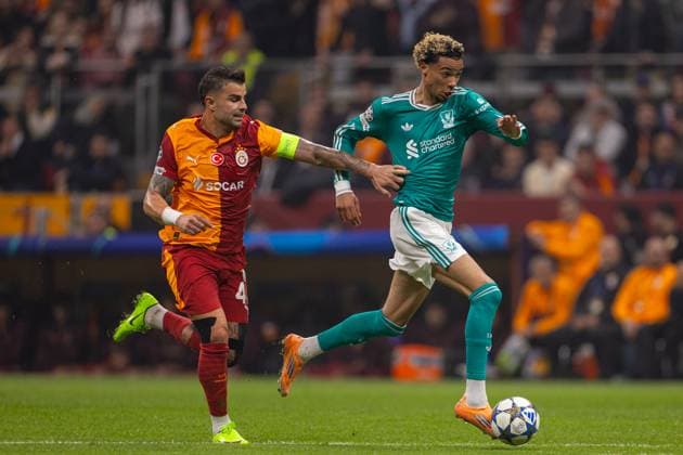 Football - UEFA Champions League - League Phase - Galatasaray A.Åž v Liverpool FC ISTANBUL, TURKEY - Tuesday, September 30, 2025: Liverpool s Hugo Ekitike and Galatasaray s captain Abdülkerim BardakcÄ± during the UEFA Champions League match between Galatasaray A.Åž. and Liverpool FC at the Ali Sami Yen Stadium. (Photo by David Rawcliffe Propaganda) ISTANBUL Ali Sami Yen Stadium MARMARA TURKEY  Copyright: xDavidxRawcliffex P2025-09-30-Galatasaray_Liverpool-54