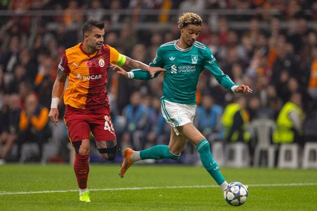 Football - UEFA Champions League - League Phase - Galatasaray A.Åž v Liverpool FC ISTANBUL, TURKEY - Tuesday, September 30, 2025: Liverpool s Hugo Ekitike and Galatasaray s captain Abdülkerim BardakcÄ± during the UEFA Champions League match between Galatasaray A.Åž. and Liverpool FC at the Ali Sami Yen Stadium. (Photo by David Rawcliffe Propaganda) ISTANBUL Ali Sami Yen Stadium MARMARA TURKEY  Copyright: xDavidxRawcliffex P2025-09-30-Galatasaray_Liverpool-55