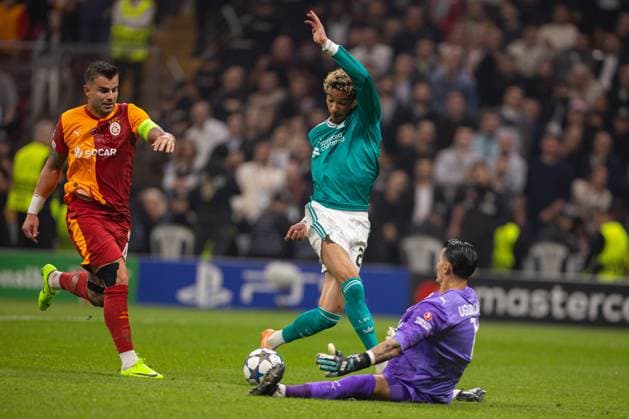 Football - UEFA Champions League - League Phase - Galatasaray A.Åž v Liverpool FC ISTANBUL, TURKEY - Tuesday, September 30, 2025: Liverpool s Hugo Ekitike has his shot saved by Galatasaray s goalkeeper UÄüurcan Ã‡akÄ±r during the UEFA Champions League match between Galatasaray A.Åž. and Liverpool FC at the Ali Sami Yen Stadium. (Photo by David Rawcliffe Propaganda) ISTANBUL Ali Sami Yen Stadium MARMARA TURKEY  Copyright: xDavidxRawcliffex P2025-09-30-Galatasaray_Liverpool-56