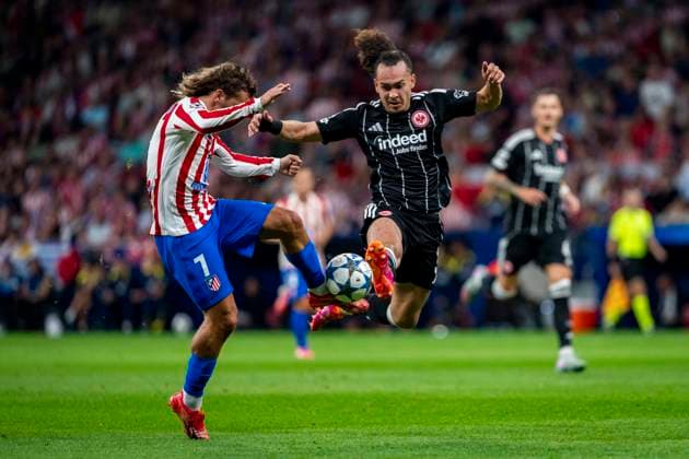 Atletico de Madrid v Eintracht Frankfurt - UEFA Champions League 2025 26 League Phase MD2 Antoine Griezmann of Atletico de Madrid (L) is in action with the ball defended by Arthur Theate of Eintracht Frankfurt (R) during the UEFA Champions League 2025 26 League Phase MD2 match between Atletico de Madrid and Eintracht Frankfurt at Estadio Riyadh Air Metropolitano on September 30, 2025 in Madrid, Spain. Madrid Estadio Riyadh Air Metropolitano Madrid Spain Copyright: xAlbertoxGardinx AGardin_20250930_Foot_Cha_AtlMad_EinFra_1567