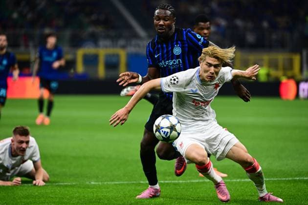 Inter Milan v Slavia Praha - UEFA Champions League MILAN, ITALY - SEPTEMBER 30: Daiki Hashioka of Slavia Prague fights for the ball with Marcus Thuram of Inter Milan during the UEFA Champions League football match Inter Milan vs Slavia Prague at San Siro Stadium in Milan, Italy on September 30, 2025 Piero Cruciatti Anadolu Milan Italy. Editorial use only. Please get in touch for any other usage.  Copyright: x2025xAnadoluxPieroxCruciattix
