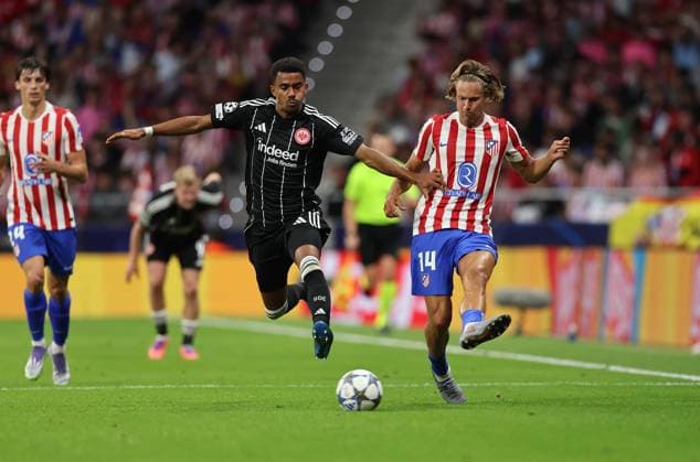 30 09 2025, Football UEFA Champions League, Atletico Madrid Eintracht Frankfurt, v l , Ansgar Knauff Eintracht Frankfurt , Marcos Llorente Atletico Madrid DFL DFB REGULATIONS PROHIBIT ANY USE OF PHOTOGRAPHS AS IMAGE SEQUENCES AND OR QUASI VIDEO xdcx Copyright: HMBxMedia Claus