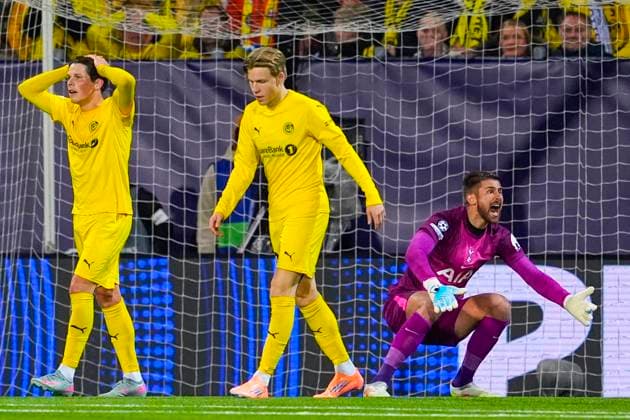 UEFA Champions League 2025 2026 Bodo Glimt Tottenham Bodo 20250930 Bodo Glimt s Sondre Brunstad Fet and Jens Petter Hauge, and Tottenham s goalkeeper Guglielmo Vicario during the Champions League match between Bodo Glimt and Tottenham at Aspmyra Stadium Photo Lise Aserud NTB Bodo Norway EDITORIAL USE ONLY RESTRICTED USE FOR BETTING COMPANIES  Copyright: xLisexAserudx xNTBx