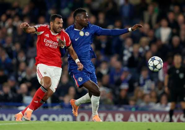 Chelsea FC v SL Benfica - UEFA Champions League 2025 26 League Phase MD2 Evangelos Pavlidis of SL Benfica and Benoit Badiashile of Chelsea challenge during the UEFA Champions League 2025 26 League Phase MD2 match between Chelsea FC and SL Benfica at Stamford Bridge on September 30, 2025 in London, England. London Stamford Bridge England United Kingdom Copyright: xNigelxFrench Sportsphoto APLx 14136624
