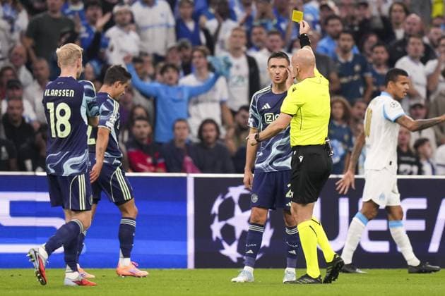 MARSEILLE , 30-09-2025 , Stade Velodrome , season 2025 2026 , UEFA Champions League football , League phase Matchday 2 , match between Olympique de Marseille and Ajax , picture shows referee Anthony Taylor gives a yellow card to Ajax player Lucas Rosa Olympique de Marseille - Ajax  x31296005x Copyright: