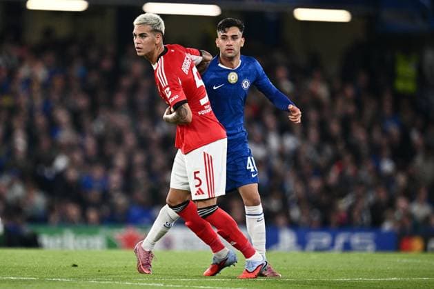 GB, London - 30 September 2025: Enzo Barrenechea of S.L. Benfica and Facundo Buonanotte of Chelsea F.C. during the match between Chelsea FC and S.L. Benfica in UEFA Champions League 2025 26 League Phase MD2 at Stamford Bridge stadium in London, England. Photo Sebastian Frej Chelsea vs. S.L. Benfica - UEFA Champions League 2025 26 League Phase MD2 Copyright: xSebastianxFrejx