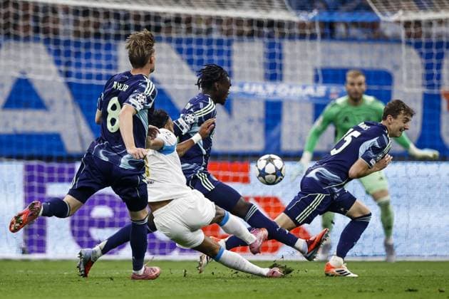 MARSEILLE - (l-r) Kenneth Taylor of Ajax, Pierre-Emerick Aubameyang of Olympique Marseille, Jorthy Mokio of Ajax, and Youri Baas of Ajax during the UEFA Champions League match between Olympique Marseille and Ajax at the Stade Velodrome on September 30, 2025, in Marseille, France. ANP MAURICE VAN STEEN xVIxANPxSportx xxANPxIVx 537972597 originalFilename: 537972597.jpg