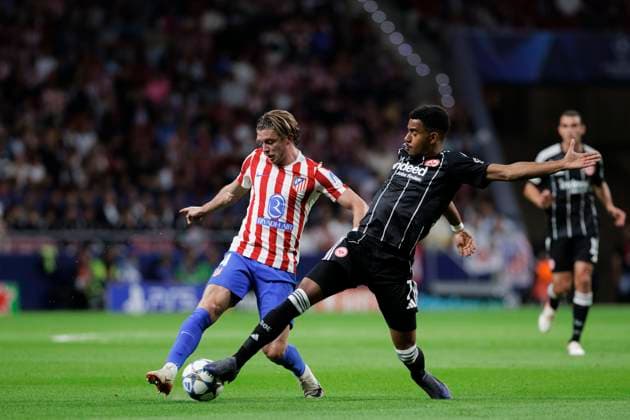 UEFA champions league - Atletico de Madrid vs Eintracht MADRID,SPAIN - 30 September: Conor Gallagher of Atletico de Madrid and Ansgar Knauff of Eintracht Frankfurt fight for the ball during UEFA champions league 2025 26 match between Atletico de Madrid and Eintracht at Riyadh Air Metropolitano Stadium. (Photo by Guillermo Martinez) Madrid Riyadh Air Metropolitano Stadium Spain Copyright: xGuillermoxMartinezx