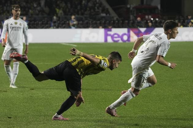 Kairat Almaty v Real Madrid - UEFA Champions League ALMATY, KAZAKHSTAN - SEPTEMBER 30: Real Madrid’s Arda Guler (R) in action during the UEFA Champions League group stage match between Kairat Almaty and Real Madrid at Almaty Ortalyk Stadion in Almaty, Kazakhstan on September 30, 2025. Turar Kazangapov Anadolu Almaty Kazakhstan. Editorial use only. Please get in touch for any other usage.  Copyright: x2025xAnadoluxTurarxKazangapovx
