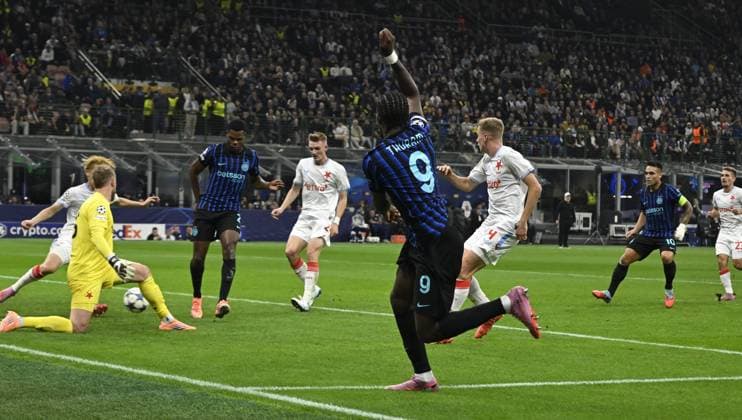 Foto IPP Paolo Bona Milano 30 09 2025 UEFA Champions League di Calcio stagione 2025 2026 partita Inter-Slavia Praga Nella foto Denzel Dumfries segna il gol del 2-0 Italy Photo Press Worldwide Copyright italy Italy ITALY  Copyright: xR4924_italyphotopressx
