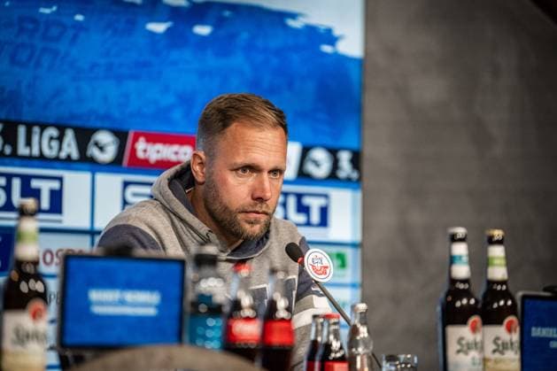 Rostock, Germany 30 September 2025 3 Liga 2025 2026 FC Hansa Rostock vs FC Energie Cottbus In the picture head coach Daniel Brinkmann Hansa Rostock at the press conference DFB regulations prohibit any use of photographs as image sequences and or quasi video Copyright: xFotostandx xVoelkerx